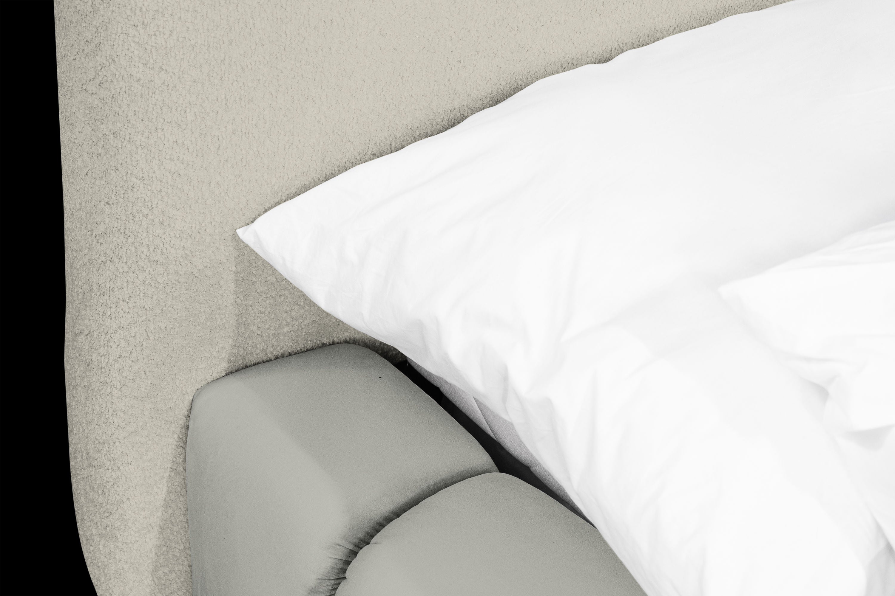 Kimi Bett – Design Polsterbett mit Stauraum in Lichtgrau